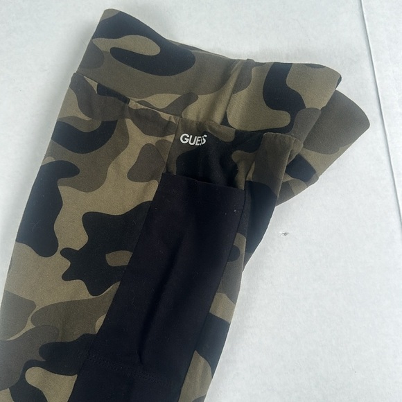 New GUESS Women’s Camo Short SZ S - Picture 4 of 4